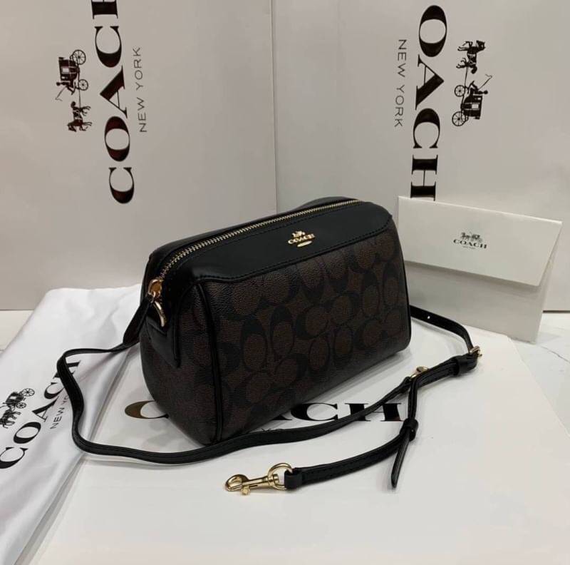 COACH BENNETT CROSSBODY IN SIGNATURE CANVAS กระเป๋าสะพายข้าง รุ่นหมอนไร้หูในตำนาน!! คัมแบคจ้า กลายเป็นรุ่นที่ตามหากันไปแล้วน้า ด้วยทรงที่คลาสสิค บวกดีไซน์เรียบแต่แฝงความหรู ใครๆก็หลงรักแหละ!! ดูออก!! วัสดุหนังแคนวาสเคลือบคุณภาพดี เปิด-ปิดด้วยซิป มาพร้อมสา