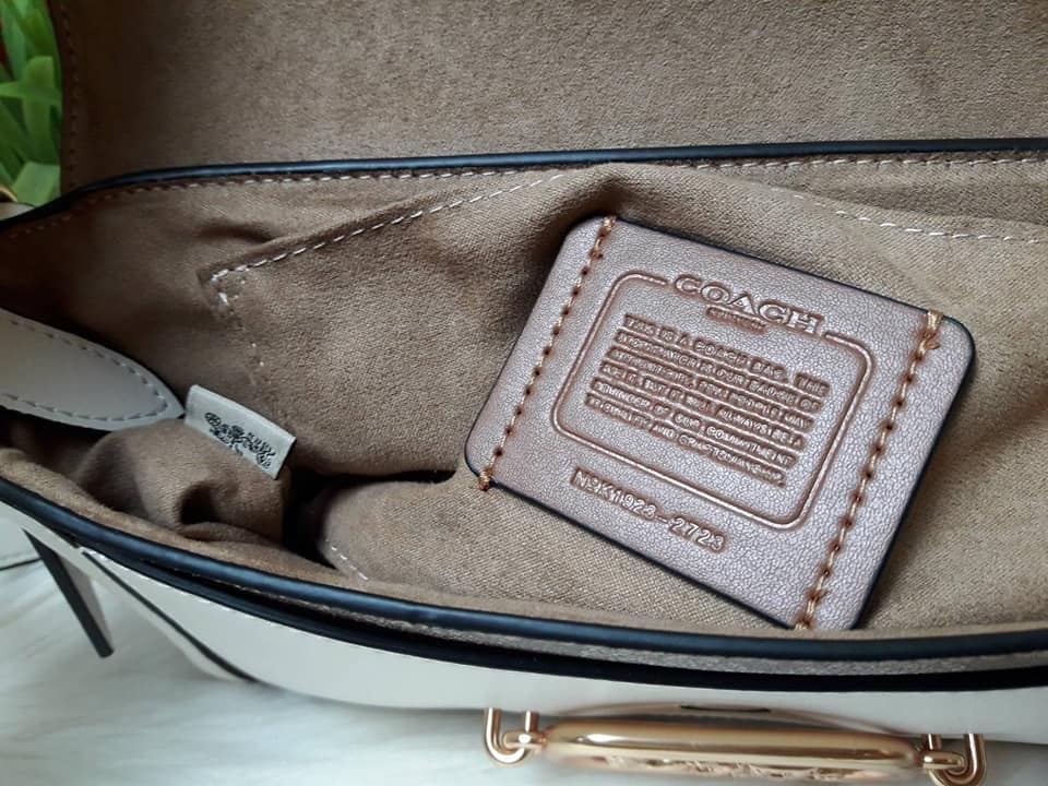 COACH SMALL JADE SHOULDER BAG IN BLOCKED SIGNATURE CANVAS (COACH 2723)🌹 สวยหรู ดูแพงมากๆ กับรุ่นนี้ วัสดุหนังแท้ ผสมแคนวาสอย่างดี หนังนิ่มมากๆ ด้านข้างเป็นหนังลายงูสังเคราะห์ ทรงสวยมากๆ มีสายให้ 2 เส้น สายสั้น และสายยาว ถอดได้ทั้ง 2 สาย จะถือเป็นค