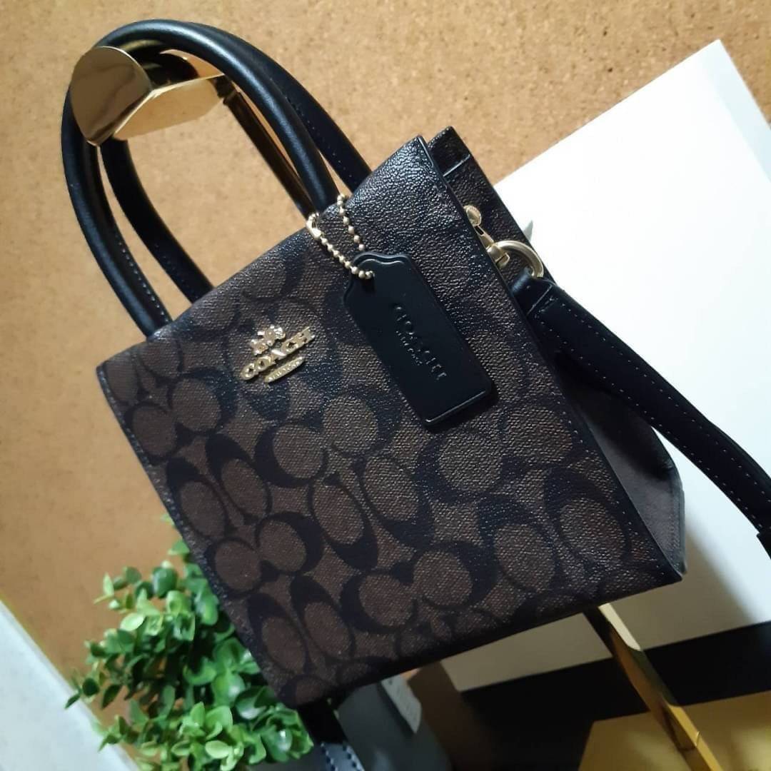 COACH 5693 MINI CALLY CROSSBODY IN SIGNATURE CANVAS กระเป๋าครอสบอดี้โท้ทมินิไซส์ รุ่นใหม่สุดฮอต!! ใบจริงคือน่ารักม้ากกกก!! สวยอยู่ทรง น่ารักน่าใช้ วัสดุหนังแคนวาสเคลือบลาย ปากกระเป๋ามีกระดุมแม่เหล็ก มาพร้อมหูจับในตัวและสายสะพายข้าง ถอดออกหิ้วเก๋ๆก็ได้ หรื