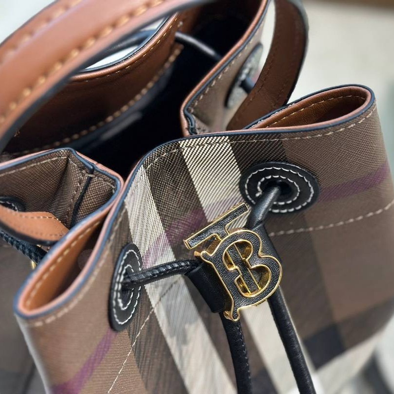 Burberry Brown Small TB Bucket Bag / BURBERRY MONOGRAM BUCKET BAG กระเป๋าถือ กระเป๋าสะพายครอสบอดี้ วัสดุหนังพิมลาย MONOGRAM โทนเข้ม