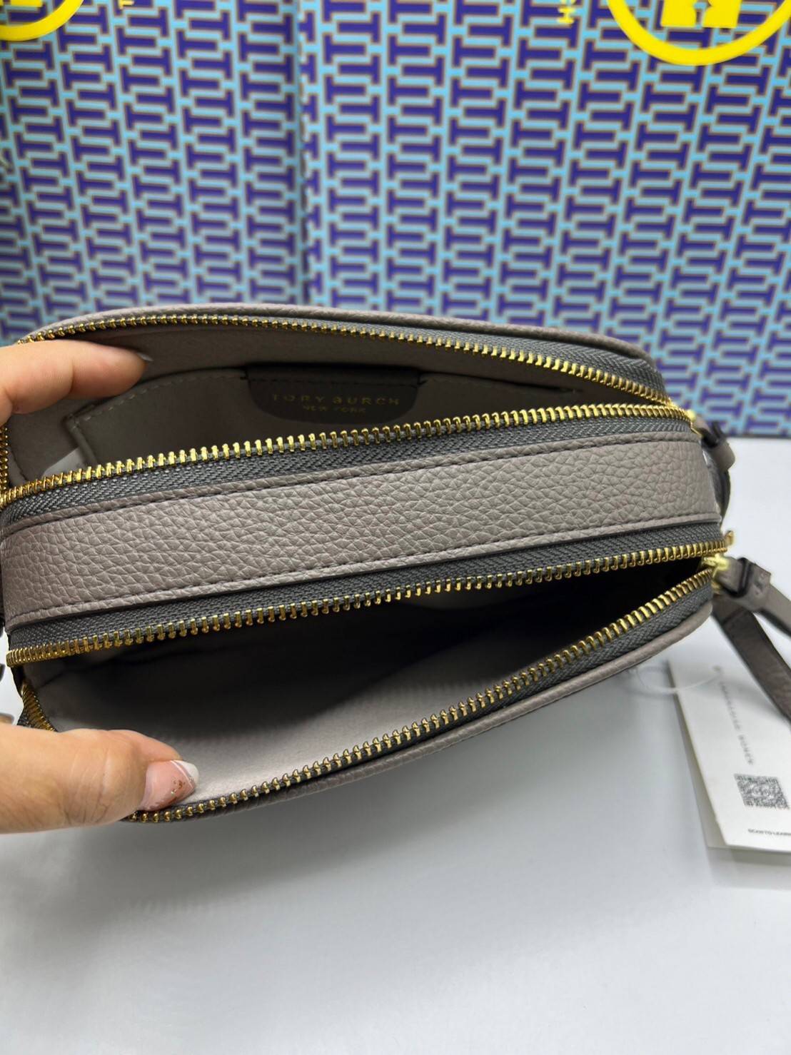 TORY BURCH Miller Mini Crossbody Bag / TORY CAMERA BAG / TORY BAG พร้อมส่ง 5 สี กระเป๋าสะพายใบเล็กมินิมอลในรูปทรงใหม่ที่คล่องตัว