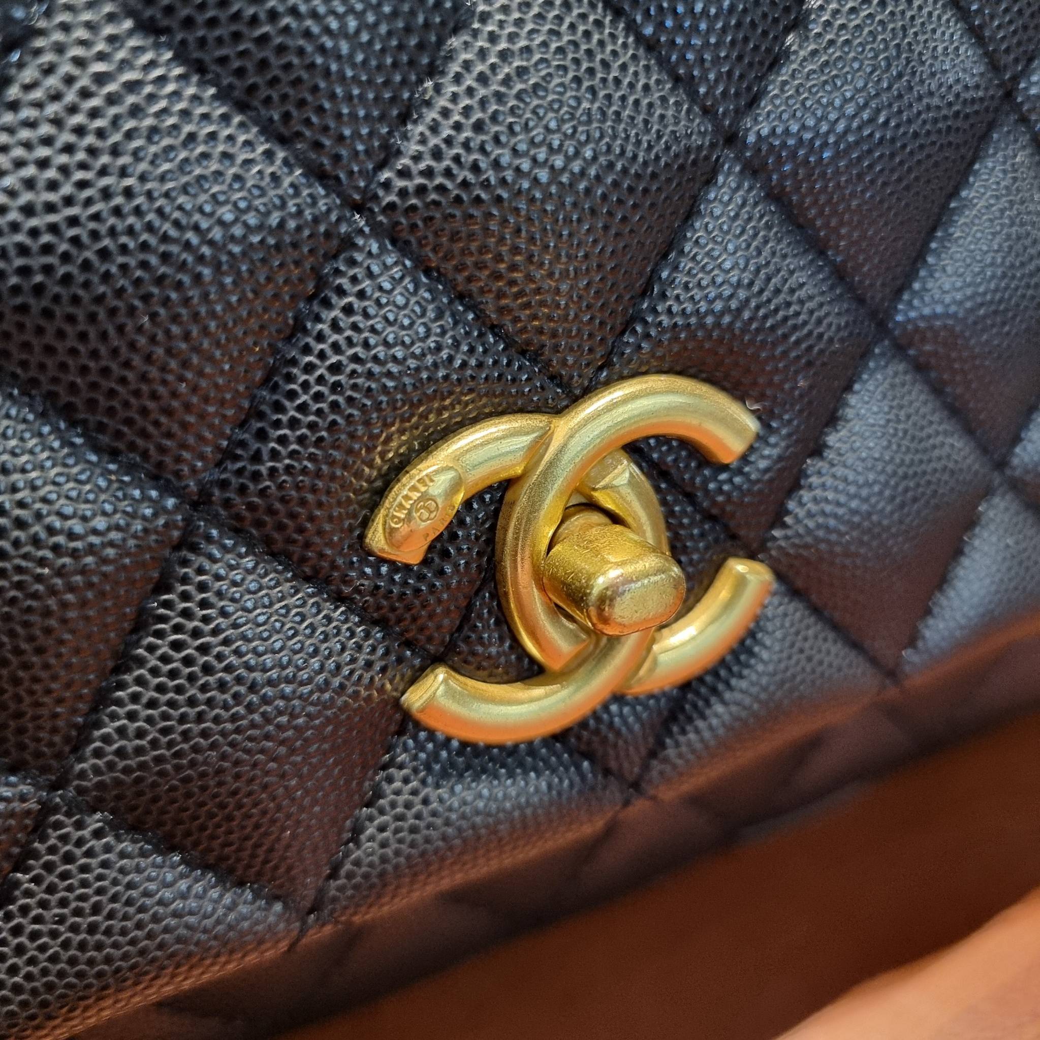 VIP 】รุ่นยอดฮิตตลอดกาล ไซส์กำลังสวย!! จากแบรนด์ Chanel กระเป๋าถือ/สะพาย หนังลายคาเวียร์ โลโก้เด่นชัด เปิด-ปิดกระเป๋าด้วยตัวบิดล็อค อะไหล่สีทองหรู ทรงสวยผู้ดี ภายในกระเป๋ามีช่องโล่งกว้างจุของได้พอสมควร มีช่องซิปแบ่งสัดส่วน ด้านหลังมีช่องเก็บของจุกจิกอีก 1 