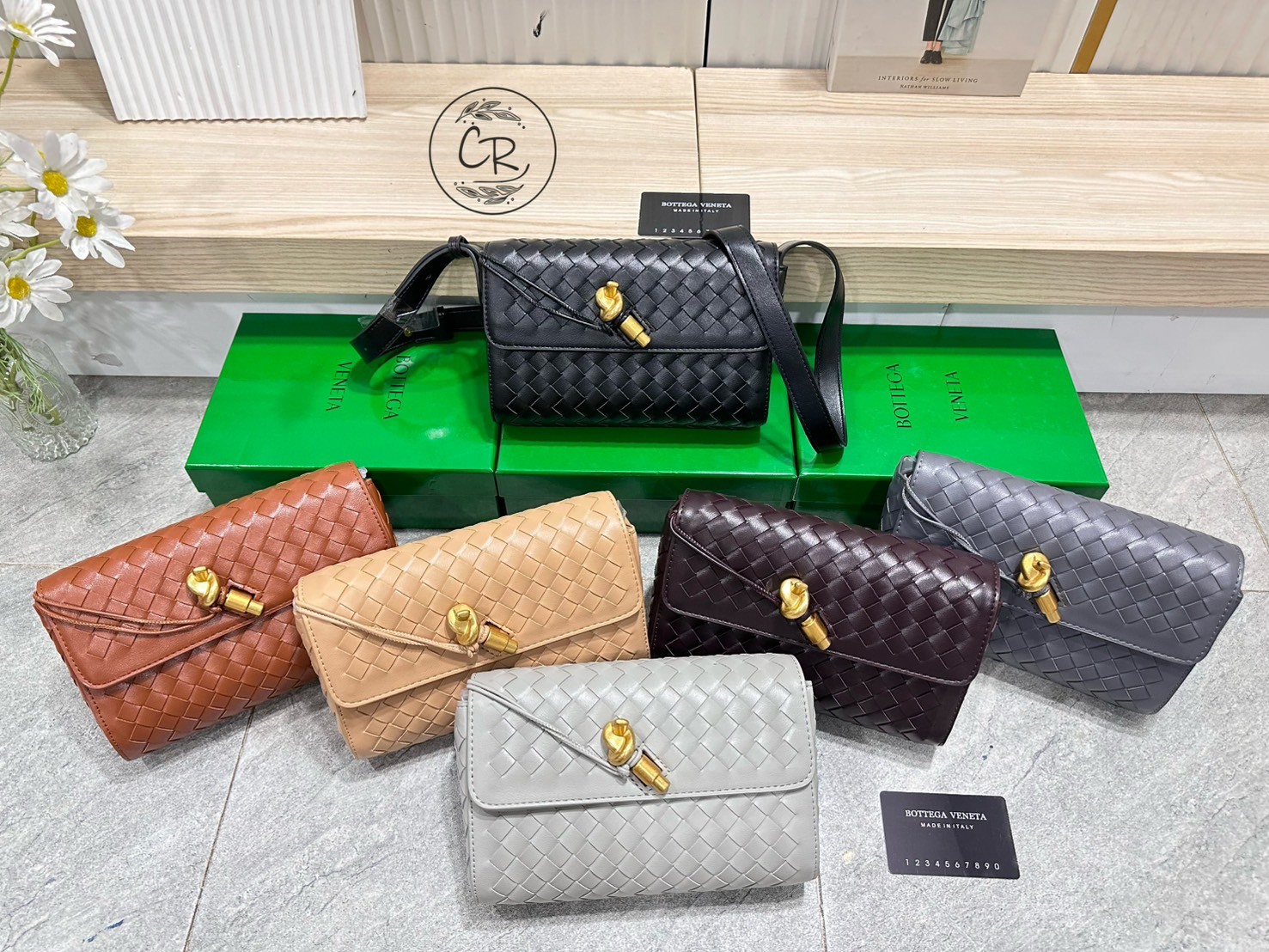 Bottega Veneta Andiamo Shoulder Bag กระเป๋าสะพายสุดชิค ถือเป็นคลัชหรือสะพายได้ ดีไซน์หนังสานตารางสวยโดดเด่นเป็นเอกลักษณ์ที่คงความเรียบหรูดูแพงไว้อย่างลงตัว