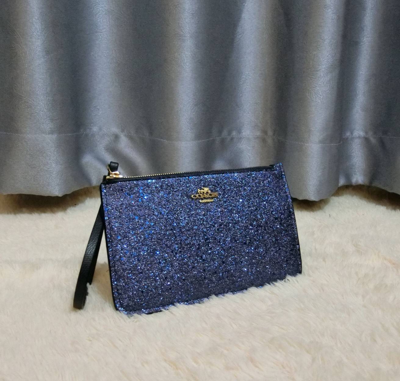 Coach Star Glitter Corner Zip Wristlet / FACTORY HK กระเป๋าคล้องมือทรงคลัช ตัวกระเป๋าตกแต่งกริ๊ตเตอร์ ด้านหน้าติดอะไหล่แบรนด์ สวยหรู เปิดปิดด้วยซิป ด้านในบุผ้ากำหยี่สามารถใส่โทรศัพท์มือถือได้ทุกรุ่น มาพร้อมสายคล้องมือ 1เส้น MUST HAVE!!
