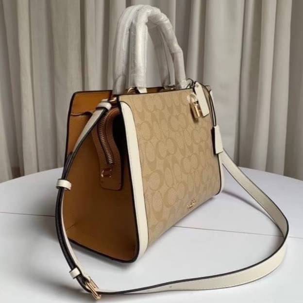 COACH ZOE CARRYALL IN SIGNATURE CANVAS เดอะเบสท์แห่งปี ต้องยกให้พี่คนสวยใบนี้เลย!! รุ่นที่สาวๆตามหา หายากอีกหนึ่ง กระเป๋าถือ/สะพายทรงสวย คลาสสิค ใบใหญ่จุคุ้ม มีดีเทลน่ารักๆที่แม่กุญแจ สามารถล็อคหัวซิปได้ กุญแจซ่อนในพวงหนังห้อยก็น่ารักไปอีก ภายในโล่งกว้าง 
