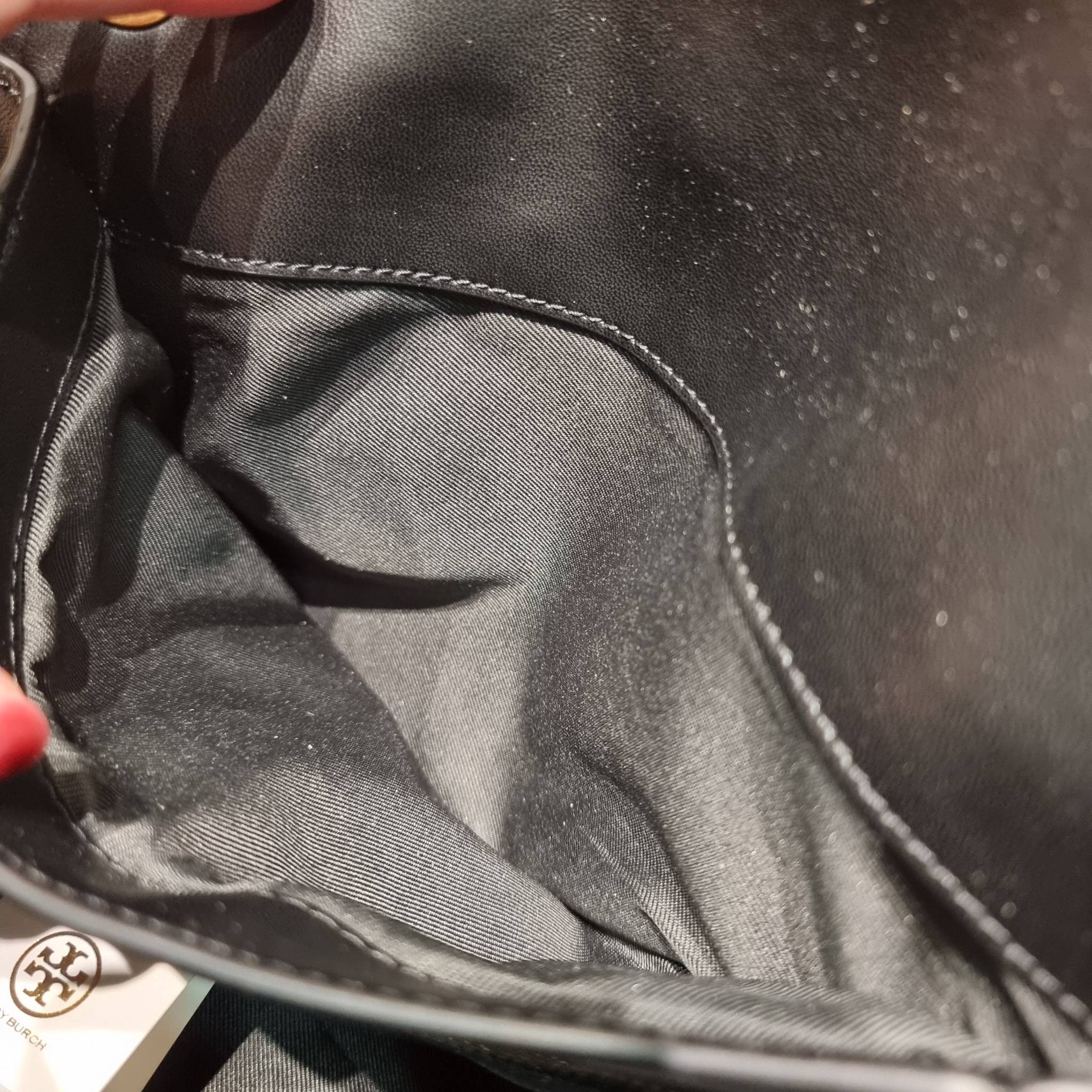 TORY BURCH FLEMING SOFT CONVERTIBLE SHOULDER BAG รุ่นหายาก กับดีไซน์ใหม่ล่าสุด มาพร้อมเสิร์ฟความสวยถึงบ้านไปเลย กับกระเป๋าสะพายไหล่ขนาดกำลังสวย หนังแท้นิ่มเต็มใบ สัมผัสสบายมือ