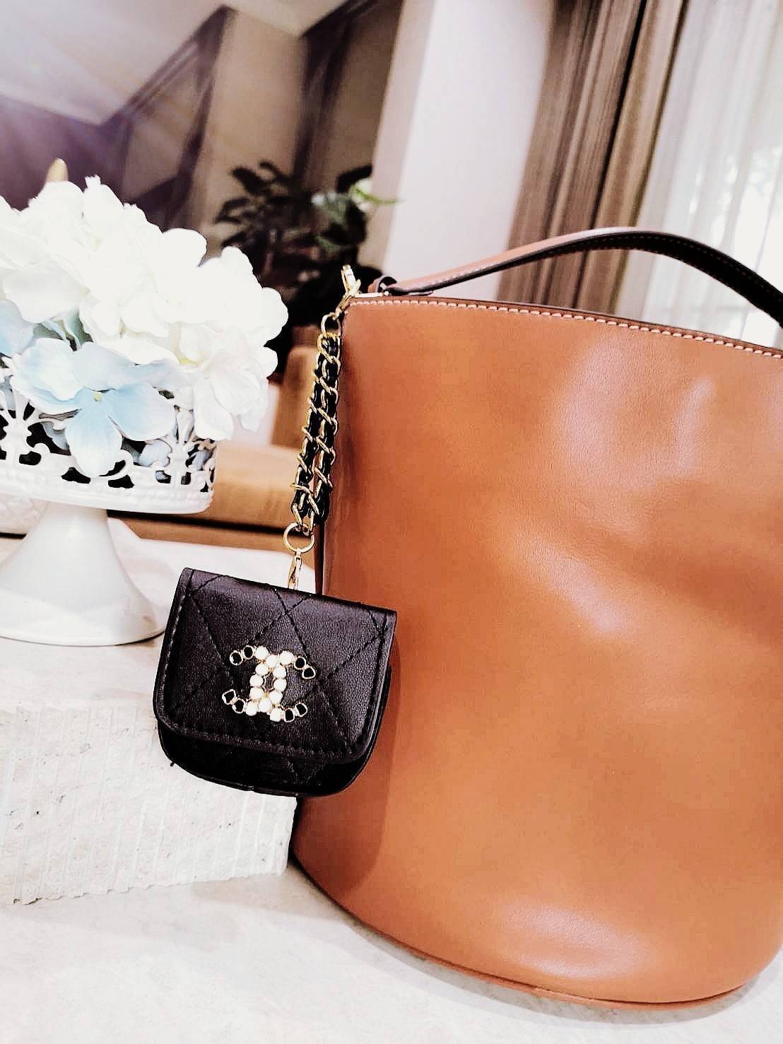 CHANEL QUILTED CRYSTAL CC MINI BAG VIP ไอเท็มแนะนำน่ารักสุดๆวัสดุหนังเรียบสีดำด้านหน้าประดับโลโก้แบรนด์เปิดปิดด้วยฝาปิดกระดุมแม่เหล็กอะไหล่ทองสวยดูดีมาพร้อมสายโซ่ร้อยหนังสามารถใช้คล้องกระเป๋า พวงกุญแจ เข็มขัดได้ ใส่ Airpods เหรียญ หรือกุญแจได้ น่ารักน่าใช