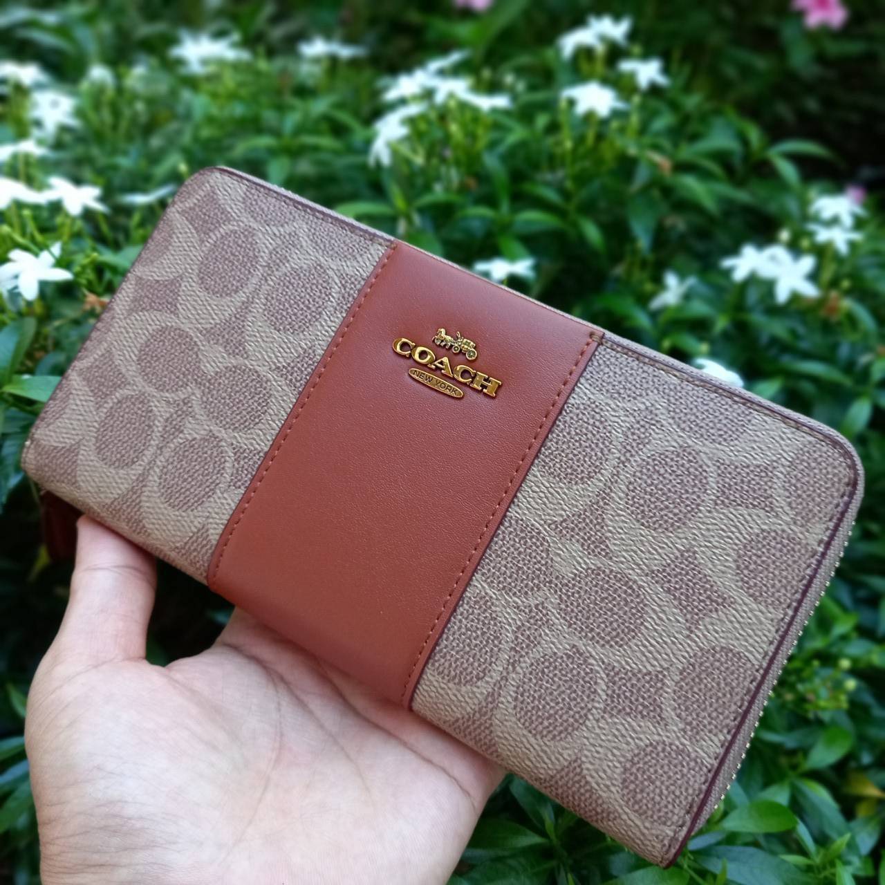 มาเท่าไหรก็ไม่เคยพอจริงๆ มีความต้องการกันถึงขีดสุด❣️😘>>COACH ACCORDION ZIP WALLET IN COLORBLOCK SIGNATURE CANVAS (COACH 31546)🍁กระเป๋าสตางค์ใบยาว ซิปรอบ //วัสดุหนังแคนวาสสลับหนังแท้ ดีไซน์สวย โดดเด่นลงตัวเป็นที่สุด ด้านในมีช่อ