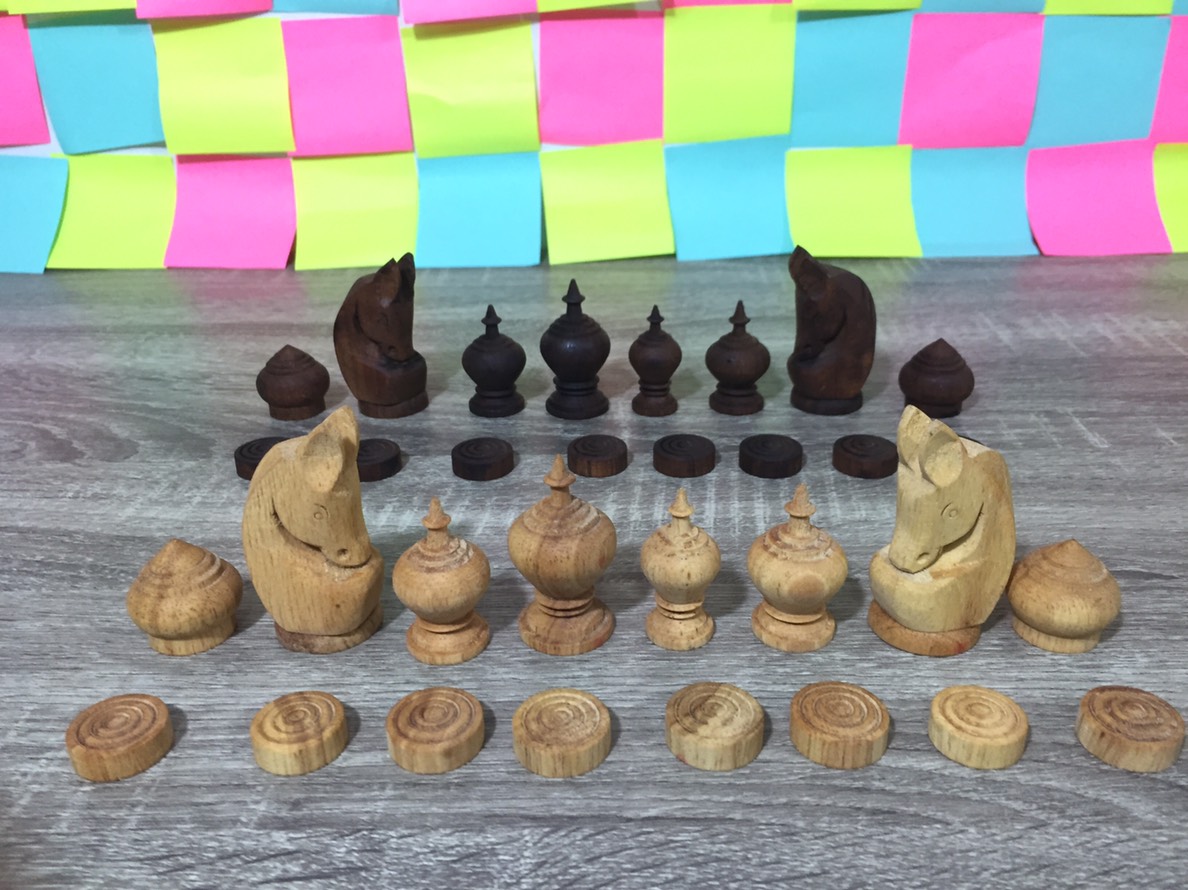 ชุดหมากรุกไทยไม้ตัวหมากน้ำตาลเข้มกับขาวพร้อมกระดานขนาด44x45cm.