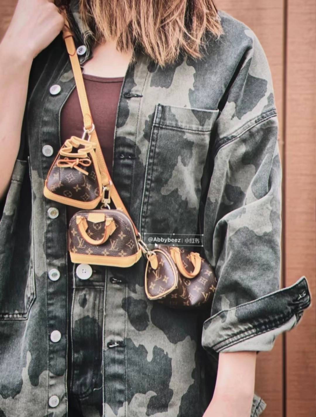 ORI 🥂 LV Trio Mini Icones Monogram Canvas เกรดสลับใช้แทนใบจริงได้ งานเกรดเทพออริจินอลสวยมาก ใช้ได้หลากหลายสไตล์ จะสะพายใบเดียว สองใบ หรือสามใบ หรือจะใช้เป็นพวงกุญแจที่คล้องมือหรือจะใช้เป็น Charm กระเป๋าก็ได้ คือคุ้มมากใน1 set ใหม่ล่าสุดเลยค่ะ น่าร