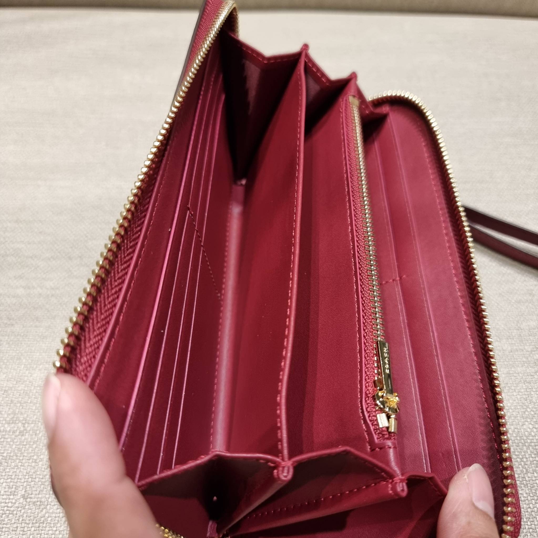 COACH C7410 LONG ZIP AROUND WALLET WITH ORNAMENT PRINT ความสวยต้องส่งต่อ!! คอลเลคชั่นใหม่ 2IN1 คุ้มค่าแบบที่สุด กระเป๋าสตางค์กึ่งคล้องมือ ดีไซน์ลวดลายสดใส น่ารักน่าใช้ คลาสสิคใช้ง่าย ไม่มีเบื่อ วัสดุหนังแคนวาสเคลือบลาย มาพร้อมสายคล้องมือ ถอดออกได้ ภายในใส