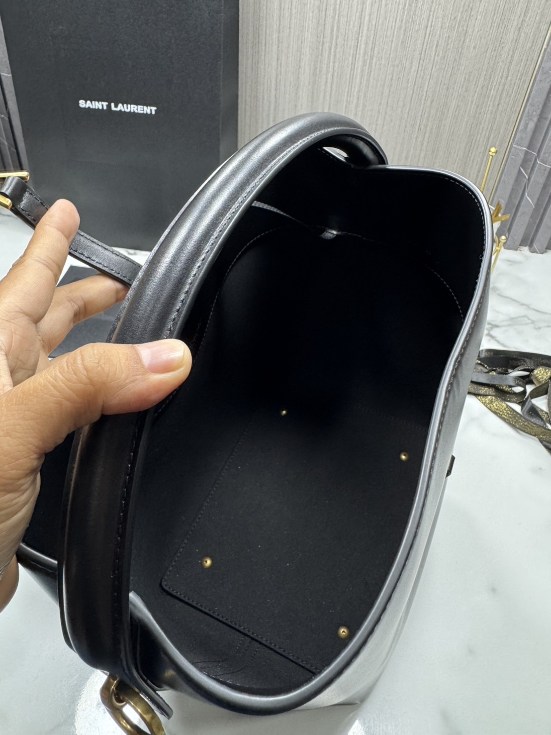 TOP ORI หนังแท้ | YSL Le 37 in shiny leather bag / YSL Bucket Bag กระเป๋าสะพายทรงทรงถัง โดดเด่นด้วยตัวปิดแบบตะขอ Cassandre พร้อมหูจับด้านบน และสายสะพายไหล่แบบปรับได้และถอดออกได้