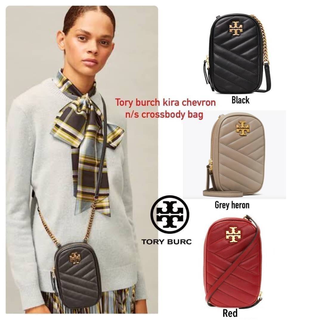 Tory burch kira chevron n/s crossbody bag กระเป๋าสำหรับใส่มือถือหรือของจุกจิกต่างๆ ได้กลายมาเป็นแฟชั่นสุดร้อนแรงแห่งปี คอลเลคชั่นนี้ออกมาเพื่อเอาใจสาวๆโดยเฉพาะ สีสันสุภาพเพื่อให้แมทช์กับสีสันของเสื้อผ้า ได้ง่าย ภายในยังสามารถแบ่งสันปันส่วนไว้สำหรับใส่บัตร