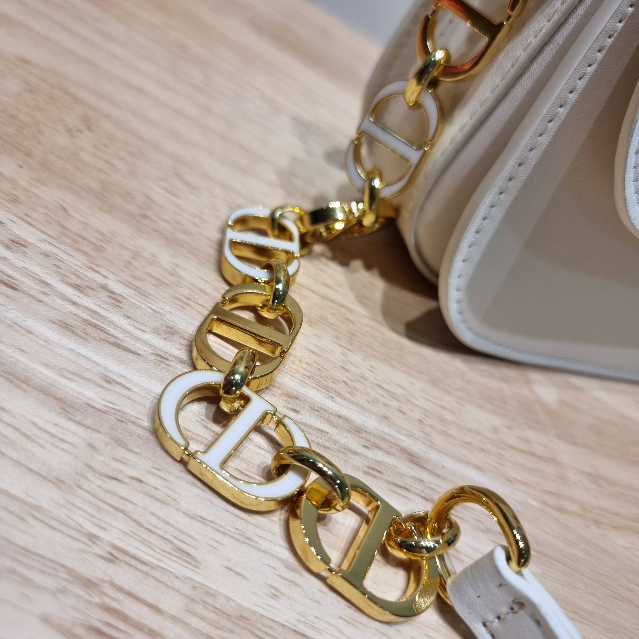 DIOR 30 MONTAIGNE AVENUE BAG สวยหรู ดีเทลแพง ต้องยกให้ไอเท็มนี้เลย กับกระเป๋าสะพายข้าง รุ่นที่ใครเห็นเป็นต้องรัก