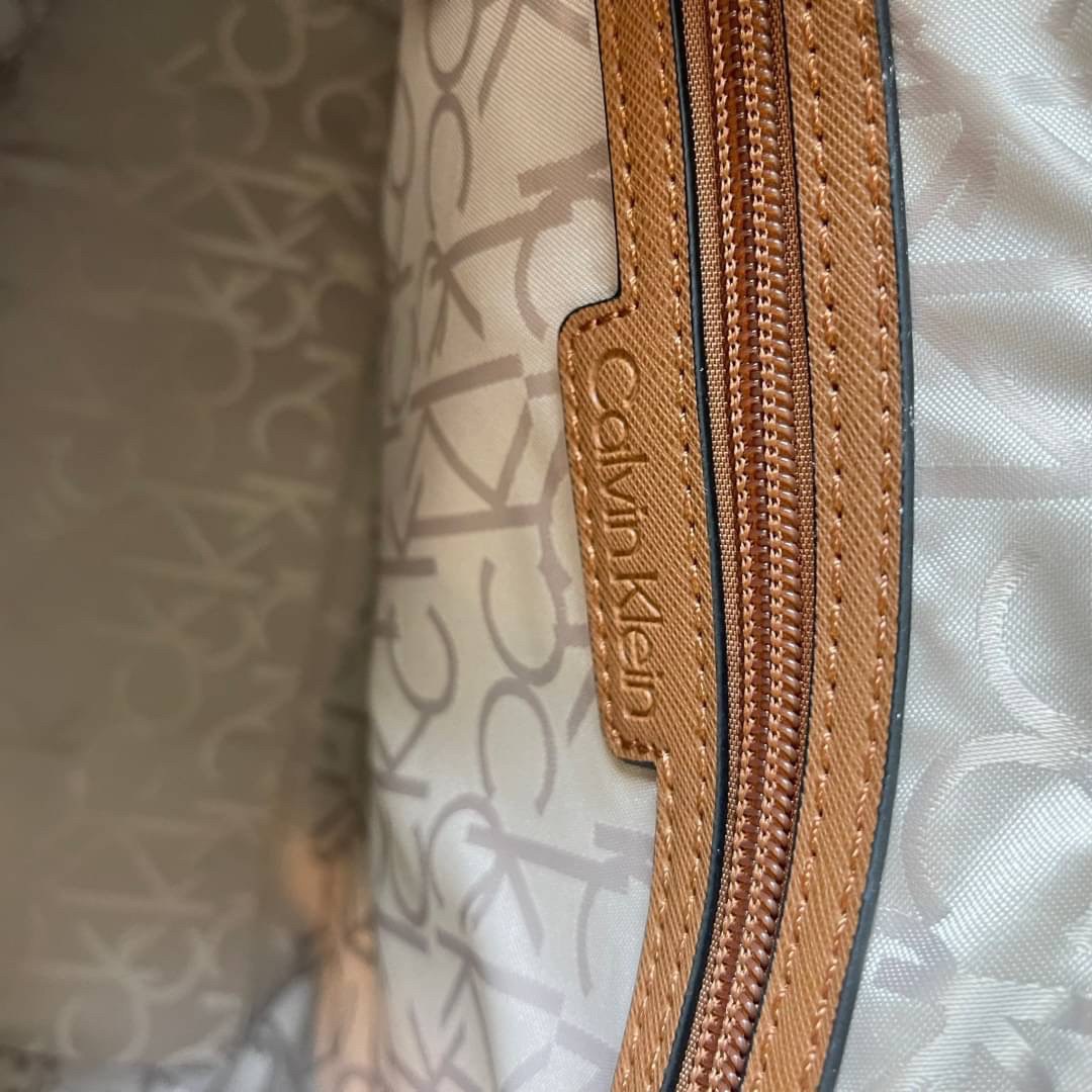 CALVIN KLEIN TOTE BAG กระเป๋าทรงช้อปปิ้งจากแบรนด์ Calvin Klein หนังดี ทรงสวยมากกมา พร้อมกับสายสะพายหนัง ถอดได้ ปรับระดับได้ เปิดปิดด้วยซิปบน ภายในโล่งกว้างซับในอย่างดี