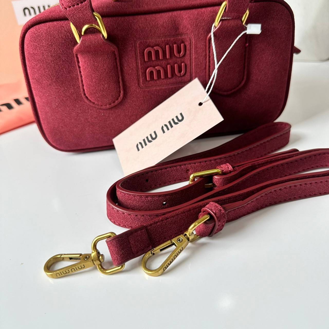 MIU MIU Arcadie padded suede top-handle bag กระเป๋าถือ/สะพาย คอลใหม่ล่าสุด รุ่นฮอทดีไซน์เหลี่ยม งานกำมะหยี่หนังกลับสวยละมุน น่ารักน่าใช้มากค่ะ