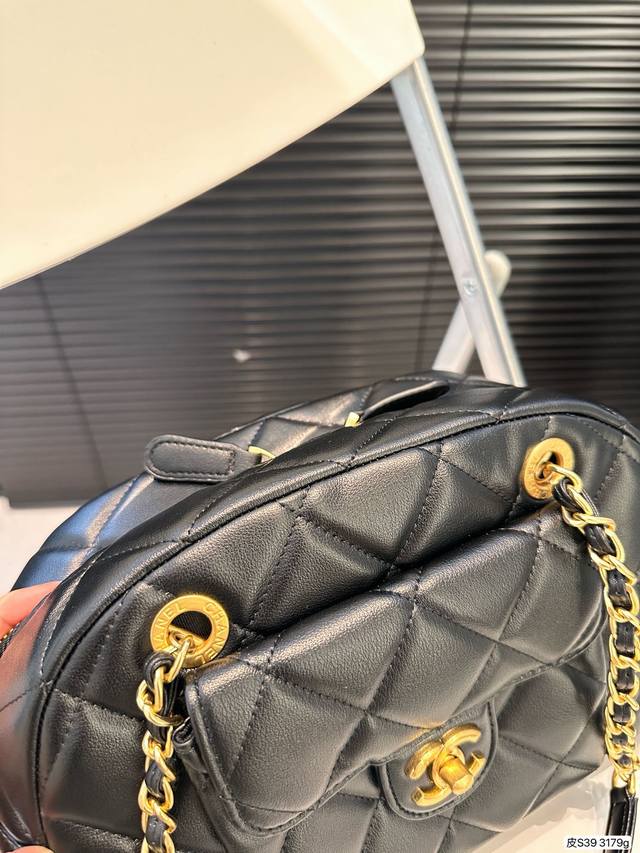 CHANEL 24A Bowling Bag กระเป๋าสะพายทรงโบลิ่ง รุ่นท็อปฮิต งานหนังเรียบ อะไหล่สีทองสวยหรู ขนาดกำลังสวย รูปทรงคลาสสิคใช้งานได้สะดวก