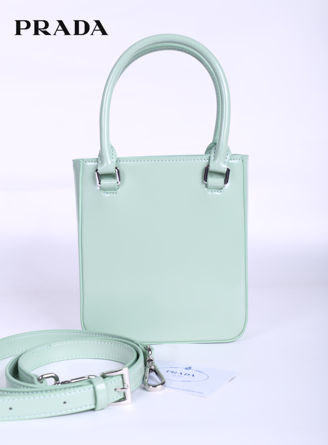 PRADA Small brushed leather tote กระเป๋าTote ขนาดเล็กที่มีดีไซน์ทรงเหลี่ยมโฉบเฉี่ยว วัสดุจากหนังเงาซึ่งเป็นวัสดุที่โดดเด่นของแบรนด์มาตั้งแต่ยุค 90'