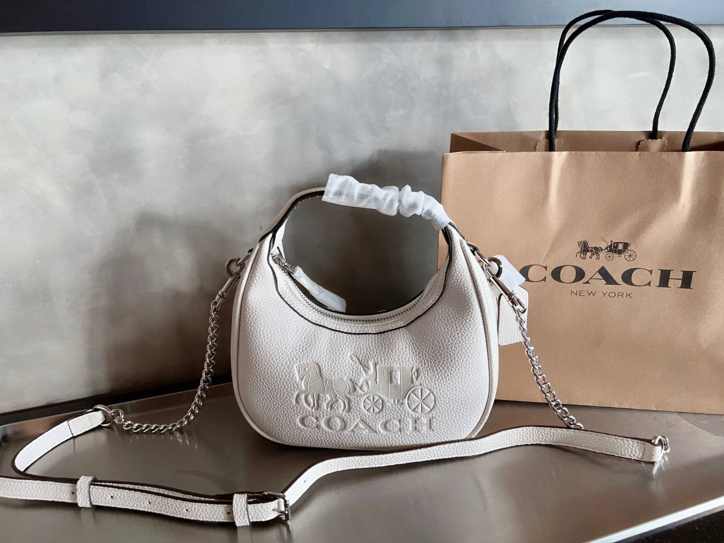 COACH CARMEN MINI CROSSBODY BAG กระเป๋ารูปทรงพระจันทร์โค้งมน น่ารักน่าใช้มากๆ!! เกรดท็อปออริ เกรดดีสุด สลับแท้ 1:1 ใช้ต่างประเทศได้