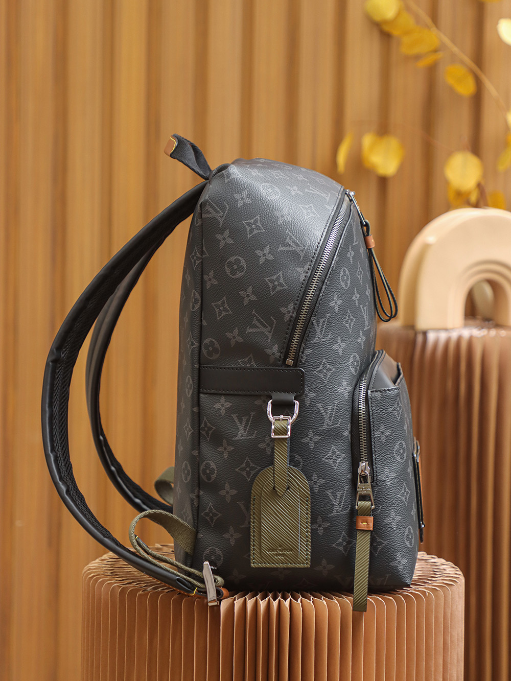 LV Discovery Backpack / LV Backpack in Black กระเป๋าเป้ งานปั้มแบรนด์ ใช้ได้ทั้งชายหญิง ภาพถ่ายจากงานขายจริง ใช้งานต่างประเทศได้