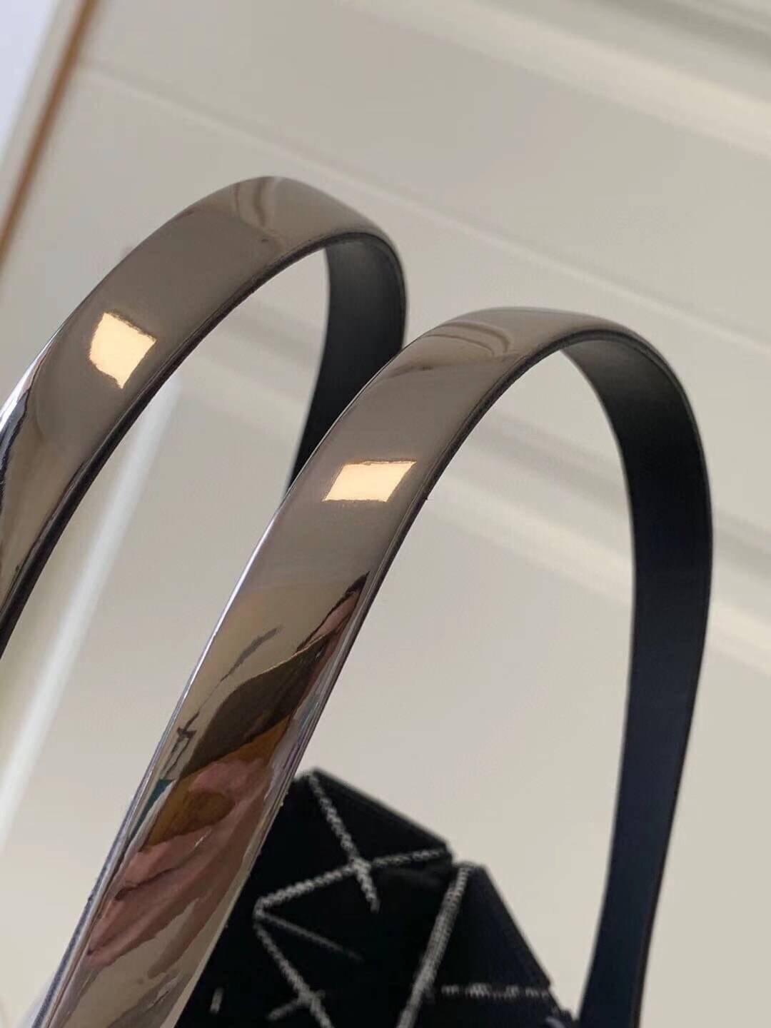 พรีเมี่ยมกิ๊ฟแท้ 100% 】ISSEY MIYAKE BAOBAO PLATINUM COLLR [GRAY]