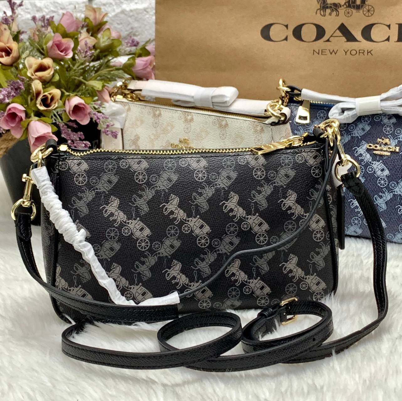 COACH POUCH HORSE AND CARRIAGE PRINT ((36674)) รุ่นแนะนำ ได้ไปไม่ผิดหวังแน่นอนค่ะ! กระเป๋าหิ้ว//สะพายไหล่//สะพายข้างได้ วัสดุ pvc นิ่มอย่างดี ลายรถม้าทั้งใบ สวยงามค่ะ เปิดปิดกระเป๋าแบบซิป ภายในสามารถใส่กระเป๋าเงินใบยาวได้;ของจำเป็นได้ครบค่ะ มีช่องเล็กให้ใ
