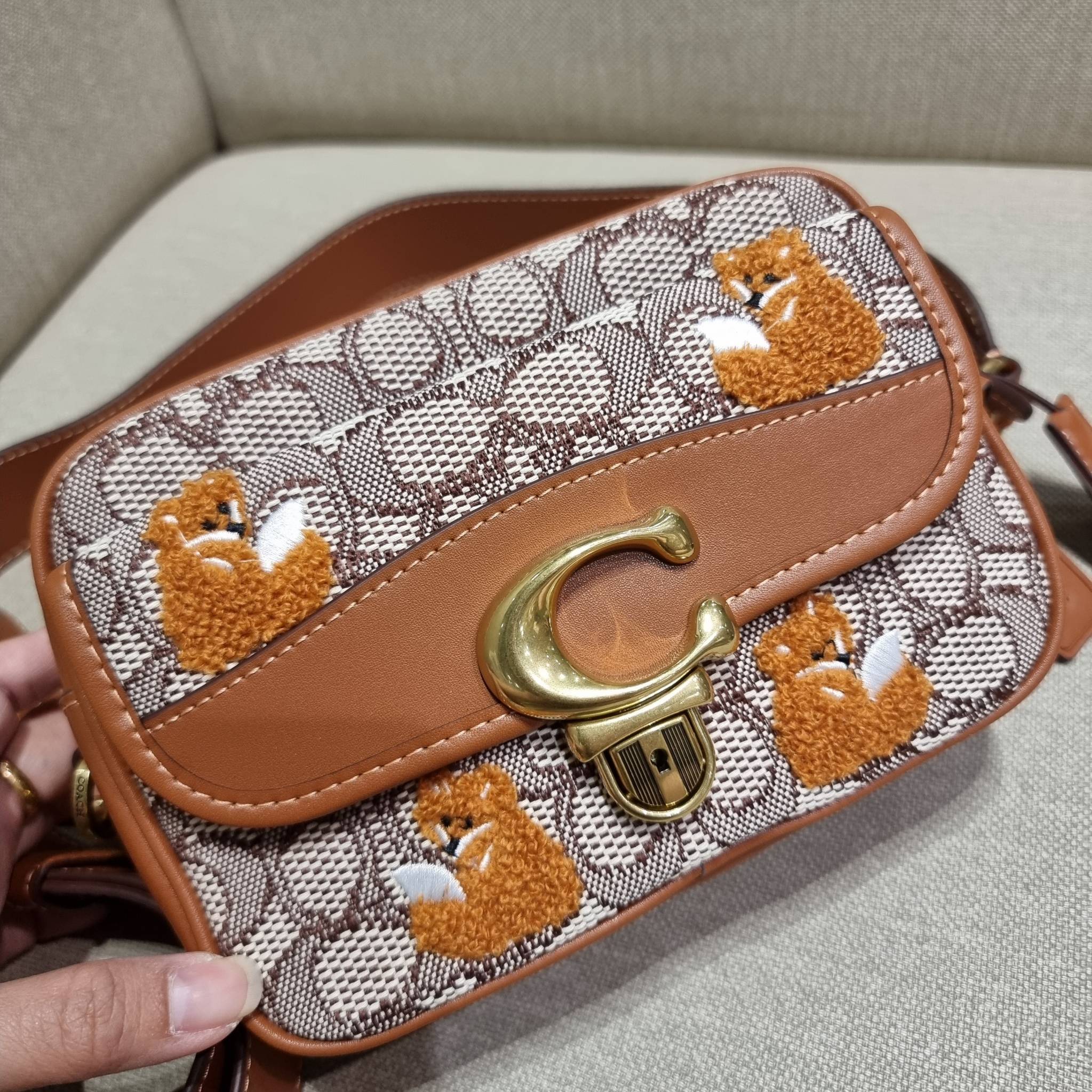 COACH C7764 STUDIO CAMERA BAG 19 IN SIGNATURE TEXTILE JACQUARD WITH CREATURES น้องเล็กใหม่สุดอีกหนึ่ง!! ขนาดเล็กกะทัดรัด มาแบบเลิศๆหรูๆมากแม่ พร้อมเทกเจอร์สุดคิ้วท์!! กระเป๋าสะพายข้างลุคไฮน์ ที่ดีไซน์ออกมาได้ปัง และดูแพงมากๆ ด้วยดีเทลคลาสสิคผสานความเป็นเอ