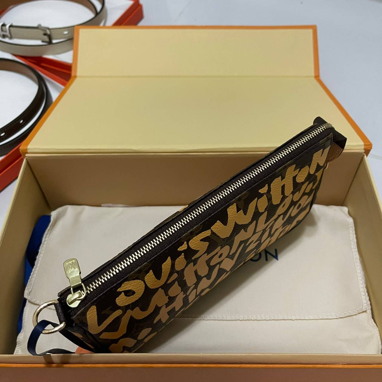 หนังแท้ LOUIS VUITTON MONOGRAM POCHTE ACCESSORIES BAG ลายใหม่ล่าสุด พร้อมส่งที่ไทย โดดเด่นด้วยรูปทรงอันเป็นเอกลักษณ์และรายละเอียดแบบคลาสสิก ภาพถ่ายสินค้าจริง ไอเท็มนี้สวยน่าใช้สุดคุ้มมากๆ ห้ามพลาดเลยค่ะ!