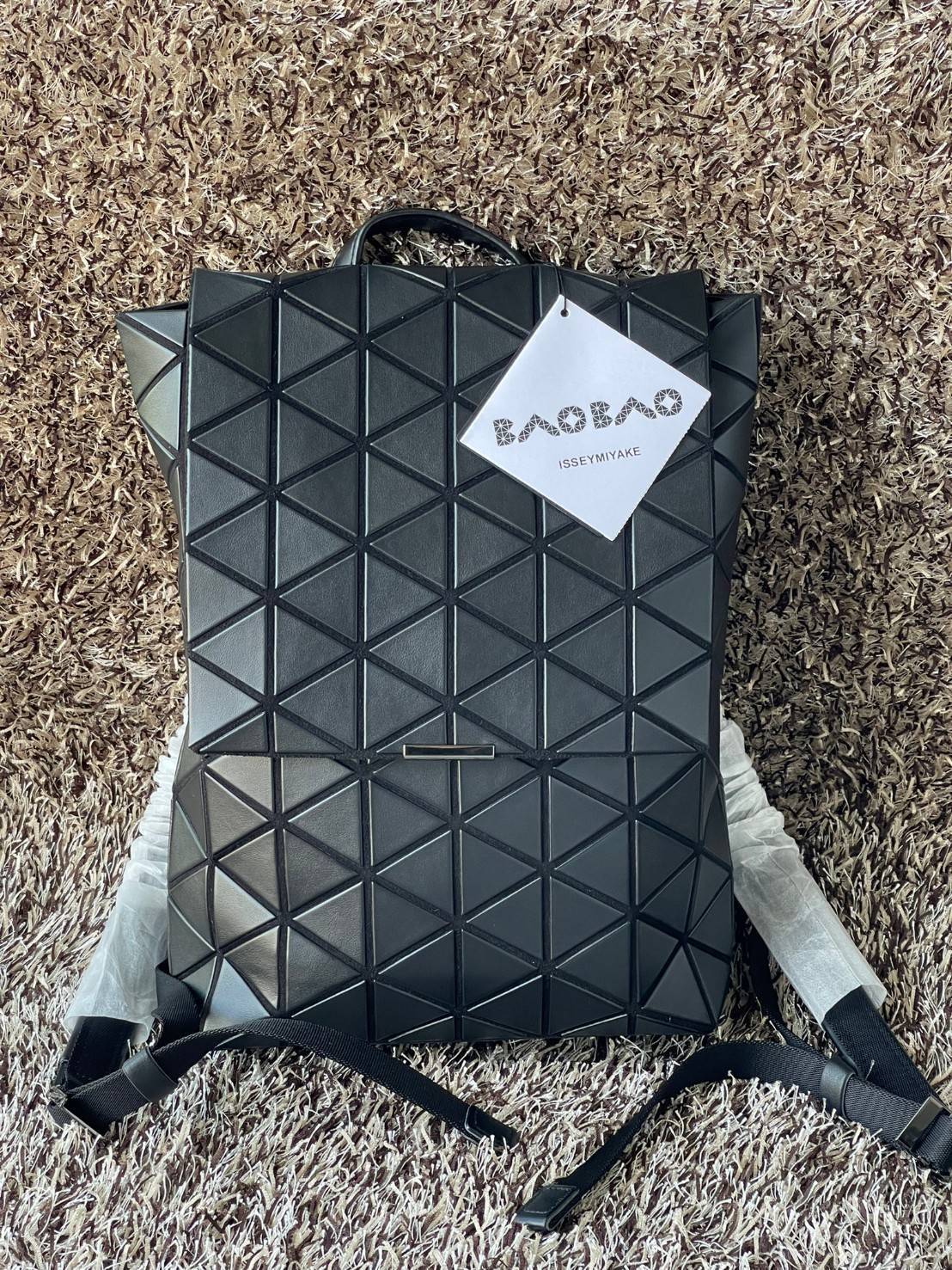 BAO BAO ISSEY MIYAKE Flap Backpacks กระเป๋าสะพายหลังรูปแบบใหม่จะเปิดตัว โดดเด่นด้วยฝาพับรูปสี่เหลี่ยมผืนผ้าที่เปิดและปิดได้ง่าย และรูปทรงแบบมินิมอล เป้สะพายหลังใช้งานได้ดีมาก