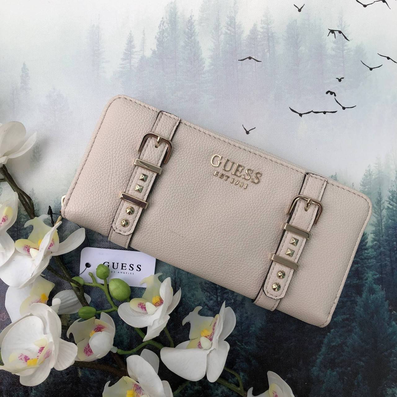 Guess long wallet กระเป๋าสตางค์ใบยาวซิปรอบ วัสดุ pu. เนื้อนุ่ม ภายในมีช่องใส่บัตร ธนบัตร และช่องซิปใส่เหรียญค่ะ