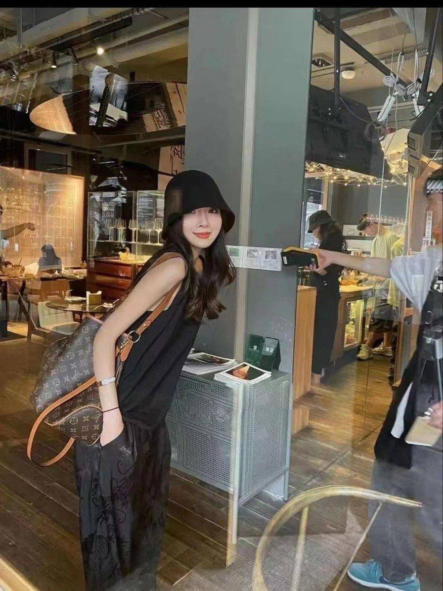 Louis Vuitton Monogram Delight Canvas กระเป๋าสะพายข้างทรงสูงใบใหญ่หนังแกะสังเคราะห์ หูหิ้วปั้มโลโก้ ด้านในมี1ช่องซิป 1ช่องใส่ของจุกจิ๊ก อะไหล่ทองหรูหรา มีสายยาว ถอดสายได้ ปรับระดับได้ จุของได้เยอะ หรูหรา สวยงาม เหมาะกับทุกโอกาศ ต้องมีติดตู้ห้ามพลาดเลยค่า