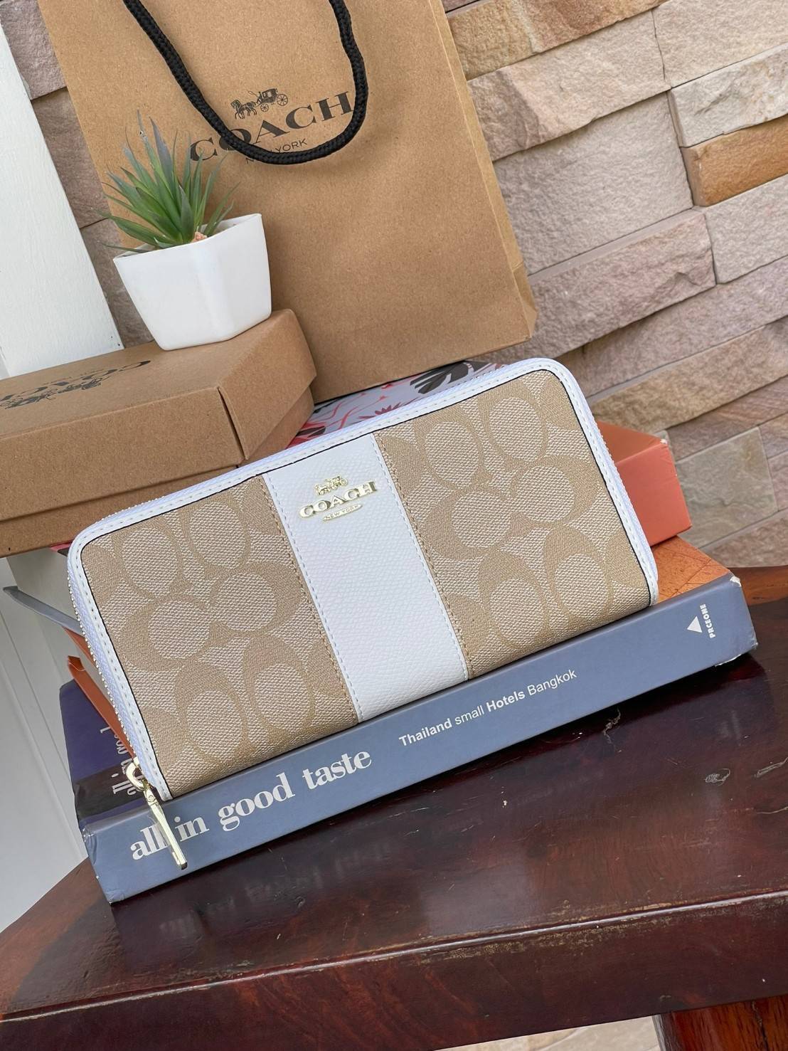COACH F54630 ACCORDION ZIP WALLET IN SIGNATURE เป็นกระเป๋าสตางค์ที่เหมาะกับการใช้งาน นอกจากเพิ่มความมั่นใจแล้ว ยังทำให้ชีวิตของเราง่ายขึ้นอีกด้วย โดยการเปิดปิดแบบซิปรอบ สามารถใส่ธนบัตร เหรียญ บัตรต่างๆได้หลายใบเลยทีเดียว ขนาดของกระเป๋าสามารถถือแทนกระเป๋าค