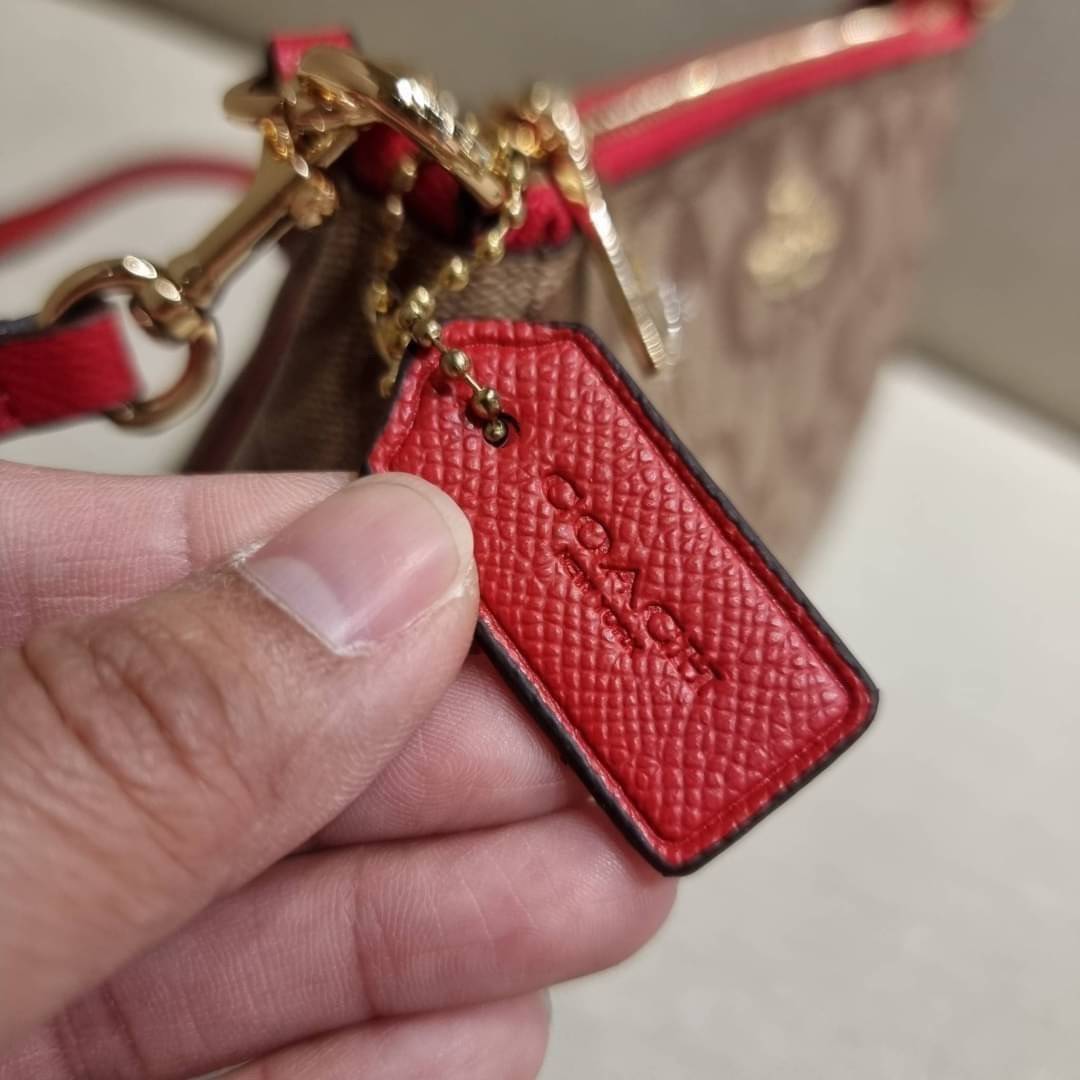 COACH 36674 TOP HANDLE POUCH IN SIGNATURE JACQUARD กระเป๋าทรงพอช ยอดฮิต ยกขึ้นแท่น ด้วยดีไซน์ที่ออกมาให้ใช้งานได้ง่าย ขนาดกำลังเหมาะ วัสดุหนังแคนวาสทนทาน ดีไปหมดขนาดนี้!! คุณลูกค้าถึงสั่งกันรัวๆจริงๆ ภายในโล่งกว้าง ใส่โทรศัพท์ได้ทุกรุ่น มาพร้อมสายคล้องแขน