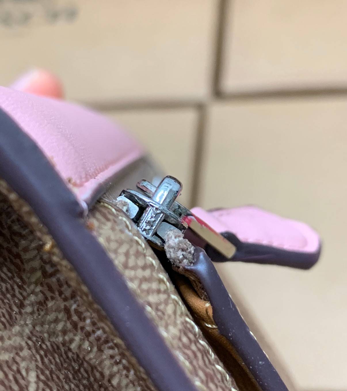 COACH SOFT WALLET BAG กระเป๋าสตางค์ใบยาว หนังชั้นแรก ลายcผสมหนังเรียบ แบบซองจดหมาย ฝาปิดเปิดแบบกระดุม มีช่องด้านหน้าหนึ่งช่อง ช่องใส่ธนบัตรตามยาวหนึ่งช่อง และช่องเสียบัตรต่างๆได้8ช่องค่ะ ด้านหลังเป็นช่องซิปยาวสำหรับใส่เหรียญนะคะ ใบขนาดพอดีมือ สีทูโทนน่าใช