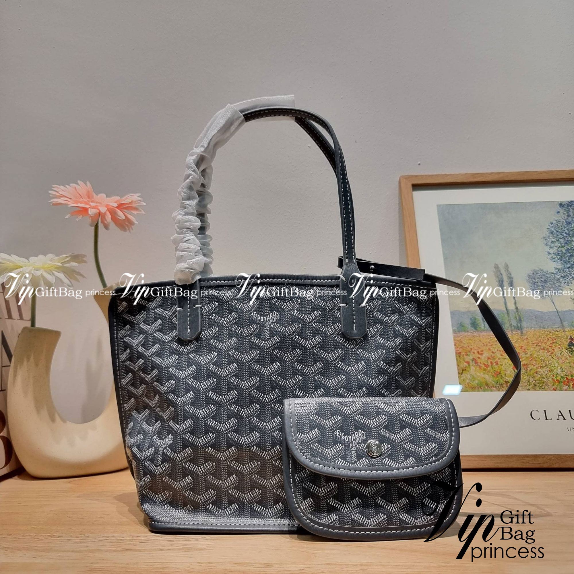 GOYARD MINI ANJOU REVERSIBLE TOTE ฮอตไอเท็ม กับกระเป๋าสะพายทรงโท้ท ไซส์มินิ กะทัดรัดมาก มาครบสีขายดี เลิศทุกสี รูปทรงคลาสสิค ดีไซน์เป็นเอกลักษณ์ ใช้งานได้หลากหลาย สามารถกลับด้านใช้ได้แบบไม่มีเบื่อ