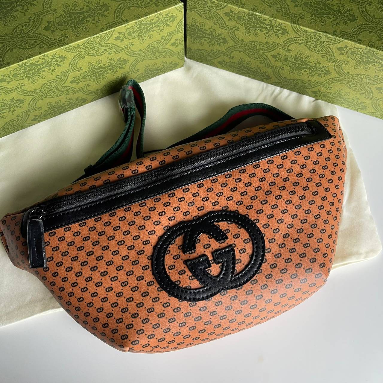 หนังแท้ GUCCI BELT BAG / GG BELT BAG กระเป๋าคาดอก/คาดเอว รุ่น Unisex ใช้ได้ทั้งหญิงชาย ภายในเป็นช่องโล่งกว้าง ใบใหญ่ขนาดมาตรฐานจุของได้เยอะ สายสะพายปรับได้ตามตัว ใบจริงเห็นแล้วหลงรัก คุ้มค่าที่สุด อีกรุ่นหนึ่งที่หลายคนตามหา งานออริสวยมาก ทำจากหนังแท้ สามา