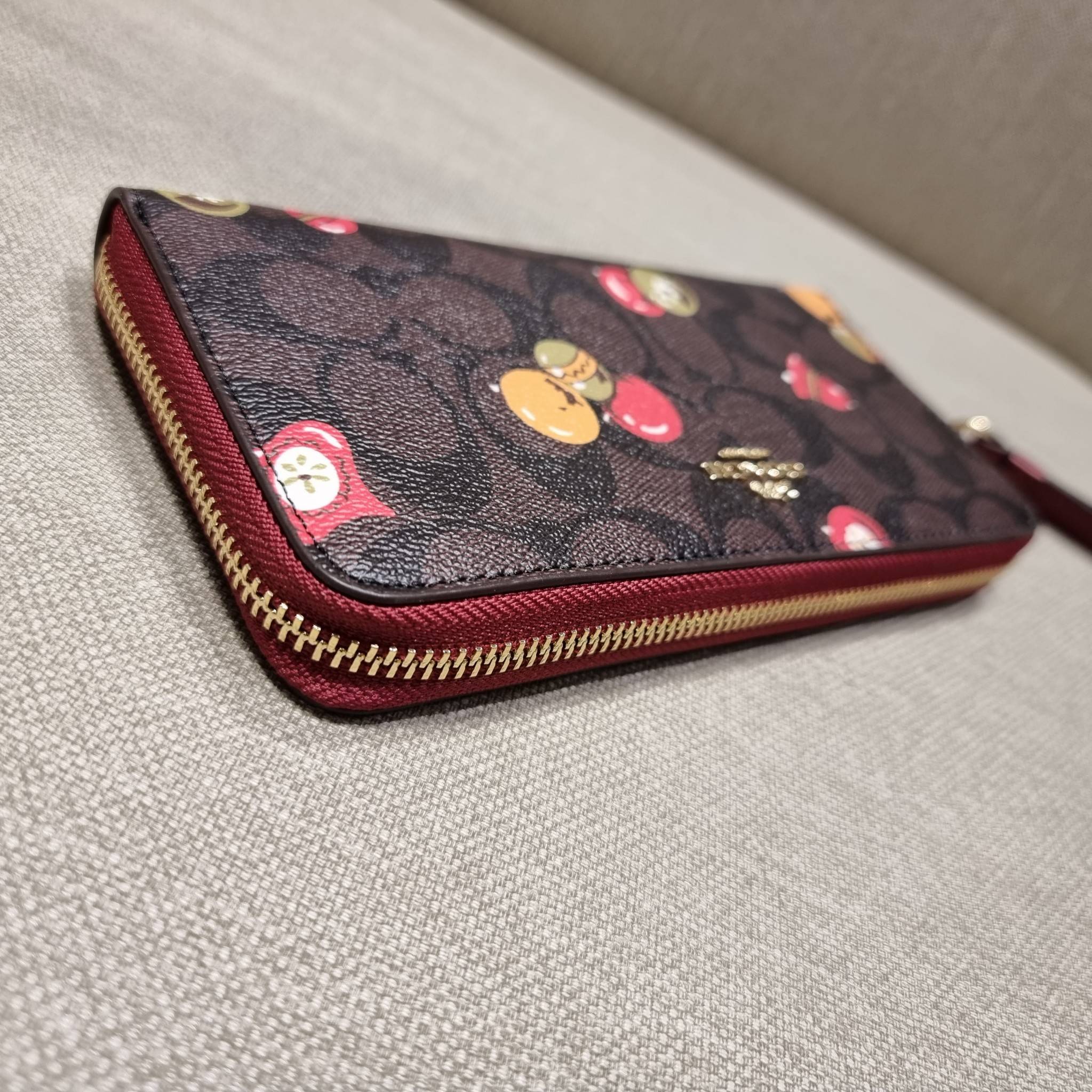 COACH C7410 LONG ZIP AROUND WALLET WITH ORNAMENT PRINT ความสวยต้องส่งต่อ!! คอลเลคชั่นใหม่ 2IN1 คุ้มค่าแบบที่สุด กระเป๋าสตางค์กึ่งคล้องมือ ดีไซน์ลวดลายสดใส น่ารักน่าใช้ คลาสสิคใช้ง่าย ไม่มีเบื่อ วัสดุหนังแคนวาสเคลือบลาย มาพร้อมสายคล้องมือ ถอดออกได้ ภายในใส