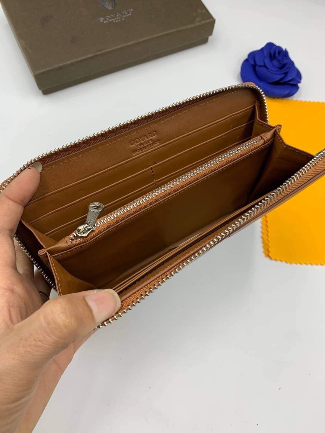 VIP GIFT 】GOYARD round zipper Matignon Long Wallet กระเป๋าสตางค์ซิปรอบใบยาว พร้อมส่ง 6 สี เหมาะกับการใช้งานทุกรูปแบบ นอกจากเพิ่มความมั่นใจแล้ว ยังทำให้ชีวิตของเราง่ายขึ้นอีกด้วย โดยการเปิดปิดแบบซิปรอบ สามารถใส่ธนบัตร เหรียญ บัตรต่างๆได้หลายใบเลยทีเดียว ขน