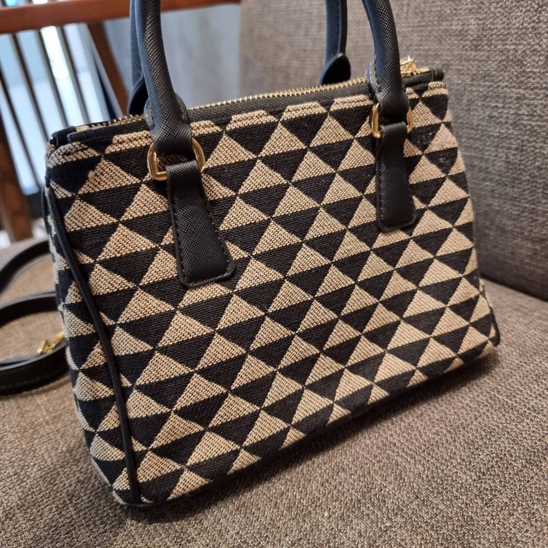 PRADA GALLERIA JACQUARD FABRIC BAG กระเป๋าถือ/สะพายดีไซน์ใหม่ ผ้า jacquard ถักทอเป็นลวดลายสวยคม โดดเด่นไม่ซ้ำใคร ด้านข้างมีกระดุม ติดเก็บทรงได้ ตัวกระเป๋าถูกแบ่งเป็นสัดส่วน เป็นช่องซิป 2 ด้าน และช่องกลางเก็บของอีกหนึ่ง มาพร้อมหูจับในตัว และสายครอสให้ เป็น