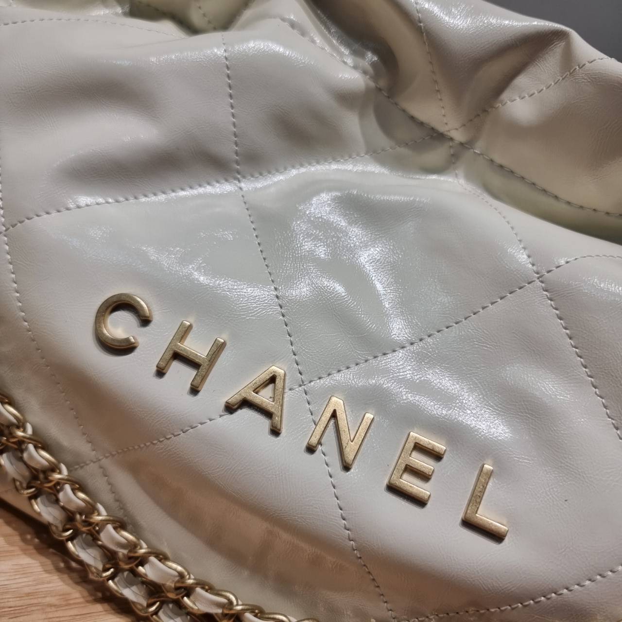 Chanel 22 horizontal bag แรงเกินต้านที่สุดกับไอเท็มนี้ ที่สาวๆหรือใครๆก็ต้องมี มาในไซส์ใหญ่ รูปทรงใช้ง่ายขึ้น แต่ยังจุได้หนักๆเหมือนเดิม ดูหรูหรา เกินเรื่องที่สุด
