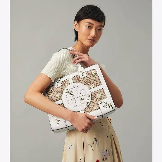 Tory burch ella jacquard embroidered quadrant tote ลายโมโนแกรม (Monogram) สัญลักษณ์สุดโดดเด่นที่คิดค้นขึ้นมาเพื่อให้แบรนด์มีเอกลักษณ์ สำหรับรุ่นนี้เป็นกระเป๋าที่ใส่ของได้เยอะ สามารถใส่สิ่งของที่จำเป็นสำหรับการทำงานได้ ง่ายต่อการถือและการหยิบใช้ข้าวของในกร