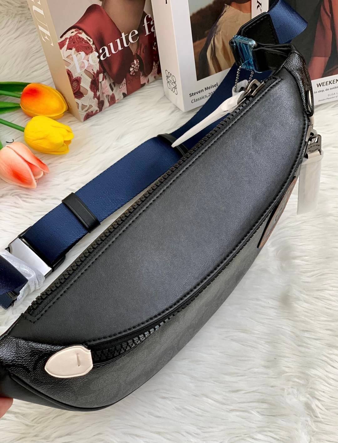 รุ่นที่หนุ่มๆต้องมีติดตัวค่ะ Coach Belt Bag ใบใหญ่คะ! ((79037)) กระเป๋าคาดอกด้านหน้า//คาดไปทางด้านหลัง//หรือคาดเอวได้ ตามแต่ความถนัดได้เลยนะคะ หนังแท้ นิ่มสวย มีช่องซิปหลักให้2ช่องใส่ของสำคัญได้ครบเลยนะคะ ใบใหญ่ใส่จุค่ะ! สายคาดเลื่อนปรับแบบฟรีไซด์ค่ะ 
