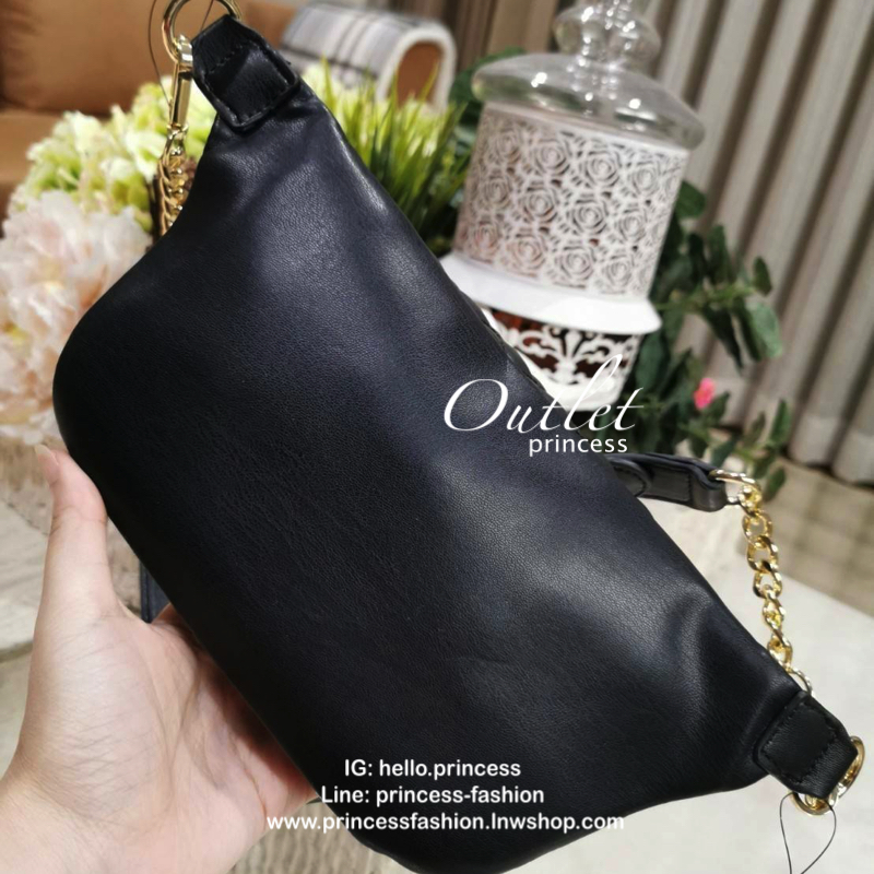 Guess Woman Factory Belt Bag กระเป๋าสะพาย/คาดเอว/คาดอก รุ่นใหม่ดีไซน์ยอดนิยมจาก GUESS FACTORY วัสดุหนังเเกะสังเคราะห์เนื้อหนานิ่มลายตาราง เปิดปิดด้วยซิปสะดวกใช้ ด้านหน้ามีโลโก้ ภายในมีโลโก้และช่องซิป มาพร้อมสายสะพายให้เลือกใช้ถึง2แบบไม่จำเจ ทั้งสายโซ่และส