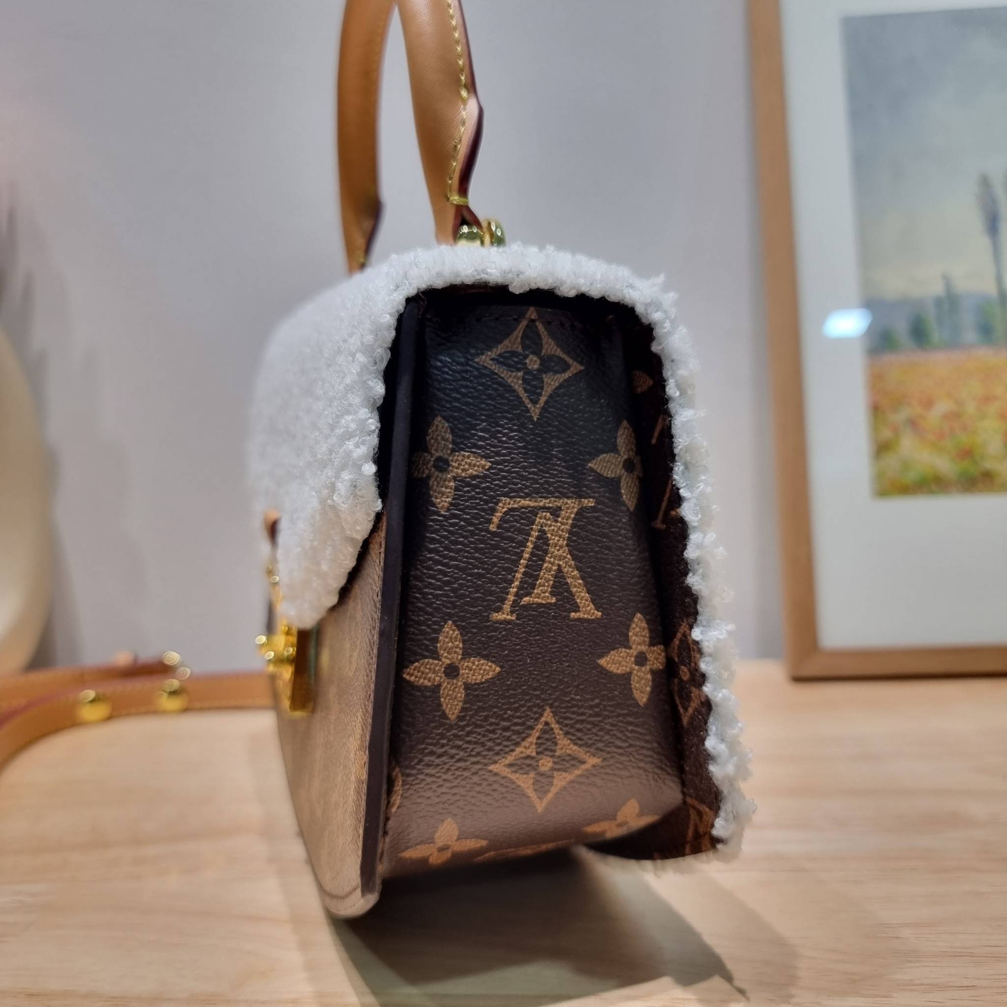 LV EDEN FLEECE bag / LV CROSSBODY HAND BAG กระเป๋าสะพายดีไซน์ใหม่ แรร์ไอเท็มที่สาวๆต้องมี! ดีไซน์ตกแต่งขนฟูนุ่ม วัสดุหนังแคนวาส เปิด-ปิดกระเป๋าด้วยอะไหล่กดล็อค ภายในเป็นช่องโล่ง มีช่องซิปแยก มีหูจับในตัวและสายครอสบอดี้มาให้ ใช้งานง่าย เหมาะกับทุกสไตล์การแ