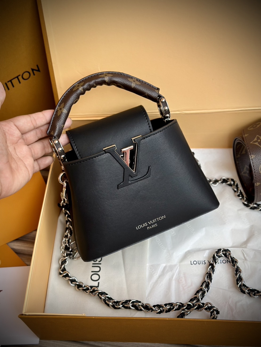 LV Capucines East-West Mini Bag กระเป๋าถือสุดหรู ดีไซน์สวยสีดำคลาสสิค ไซส์มินิดีงามม้ากกกก!! มาพร้อมหูจับในตัว ด้วยรูปทรงวินเทจ ทำให้ไอเท็มนี้สะกดทุกสายตาจริงๆ