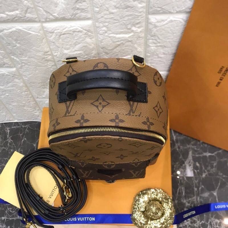VIP GIFT 】หนังแท้ Louis Vuitton backpack new Palm Springs กระเป๋าสะพายหลังแบบมีหูหิ้ว หนังแท้ชั้นดีที่สุด ขนาดมินิน่ารัก ใบจริงสวยงามน่าใช้มากๆ ได้กับทุกๆวัน เริ่ดมากๆจร้า ห้ามพลาดนะคะ!