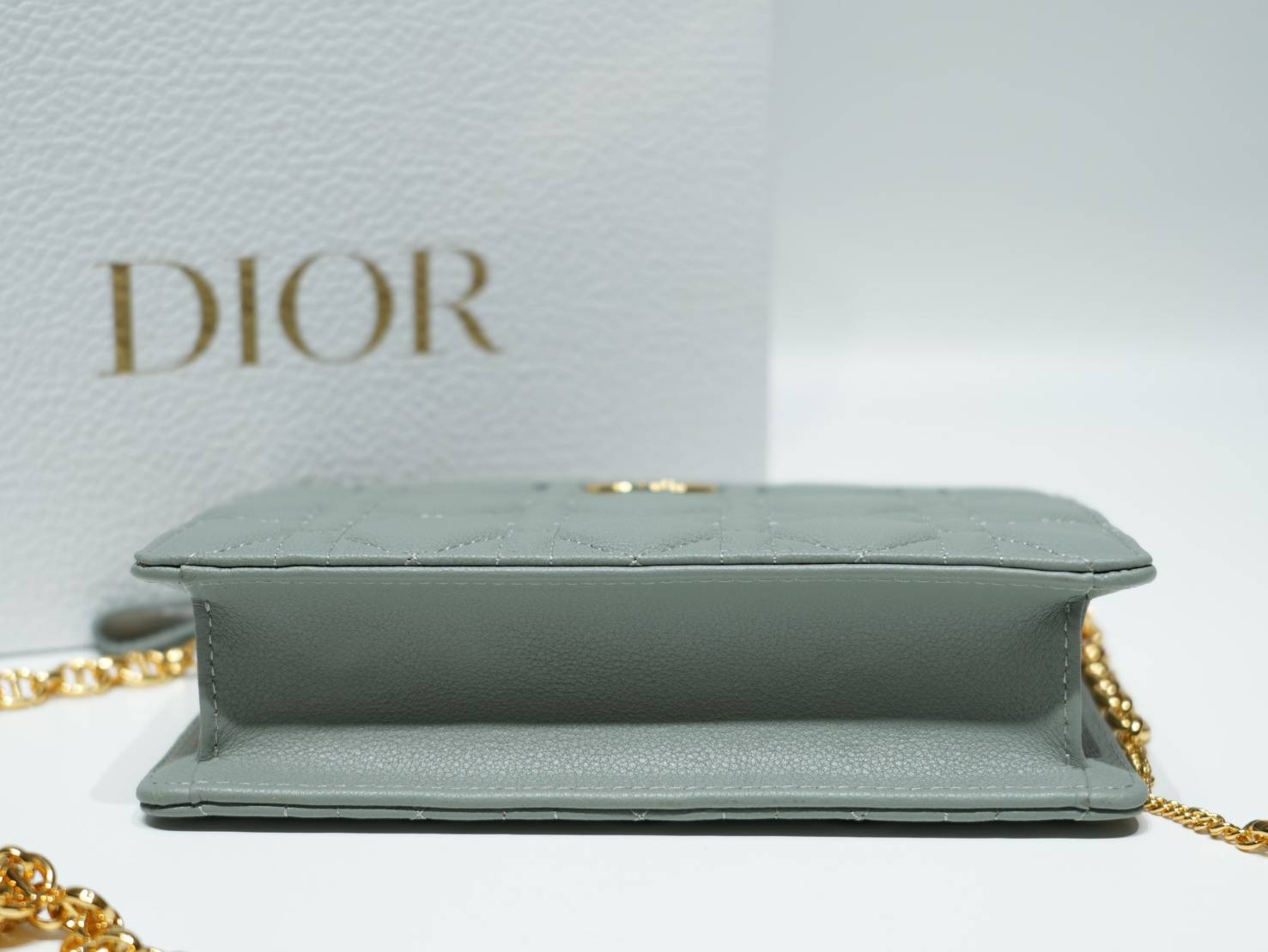 Caro Every Dior Pouch / Dior Clutch Bag Cloud Supple Cannage Leather กระเป๋าทรงคลัชพอช หนังแท้ ทรงเสนห์ผสมผสานดีไซน์ทันสมัยและใช้งานง่ายได้จริงหลายโอกาส เกรดท็อปออริ เทียบแท้ 1:1 ใช้งานต่างประเทศ