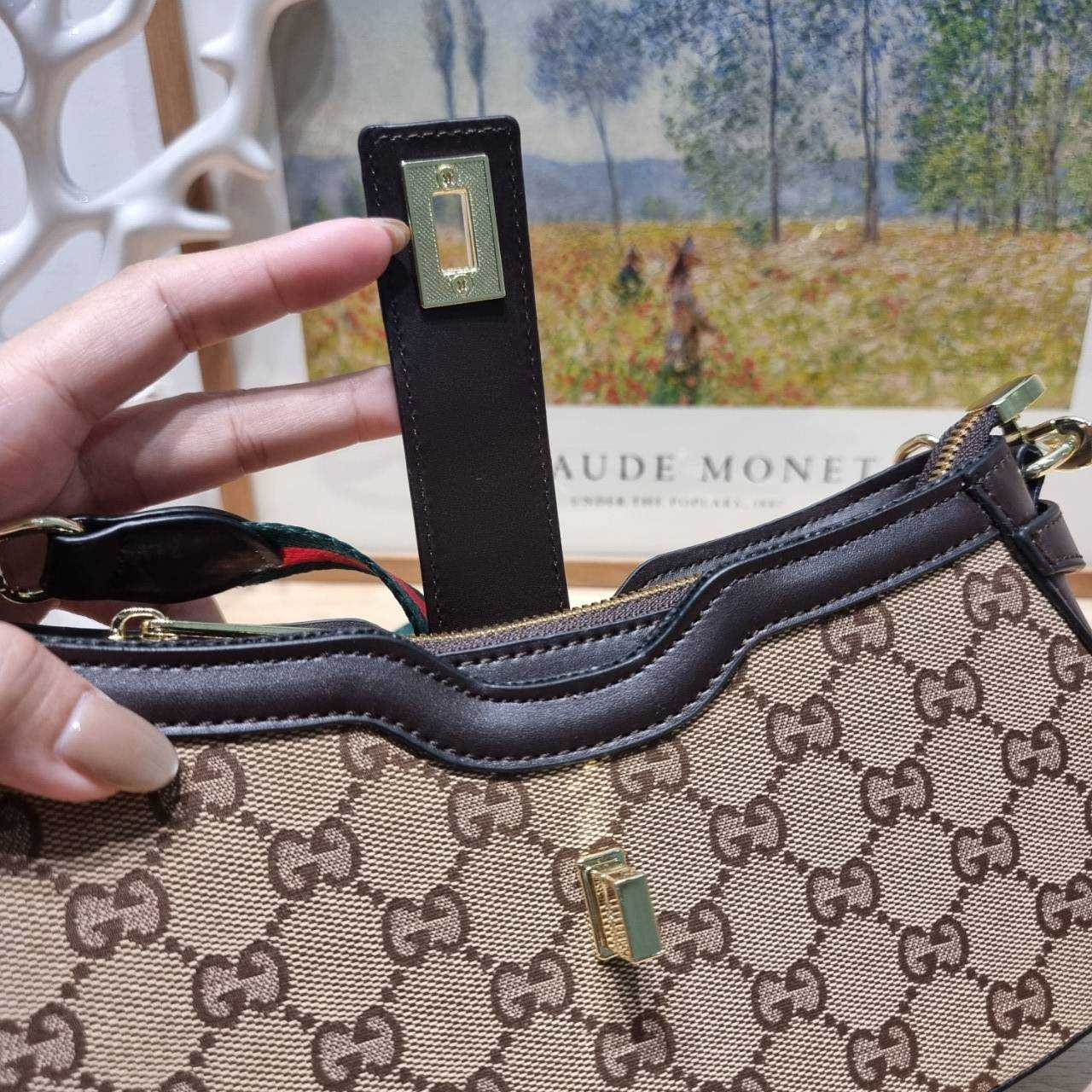 Gucci moon side mini shoulder bag สวยย้อนยุค y2k กำลังมาแรง กับอีกหนึ่งไอเท็มสุดจึ้ง ด้วยขนาดที่กำลังพอดี ดีไซน์คลาสสิคลัคชู ดูผู้ดี สวยแบบน้อยแต่มาก