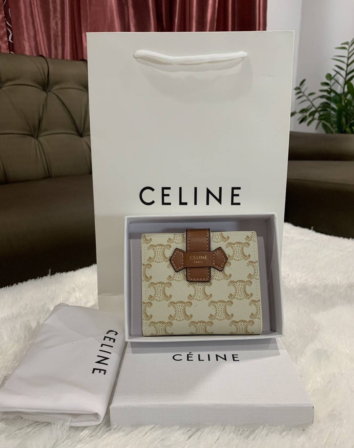 CELINE SHORT WALLET VIP GIFT WITH PURCHASE (GWP) พรีเมี่ยมกิ๊ฟ Limited จาก CELINE HAUTE PARFUME DUTYFREE COUNTER วัสดุ Triomphe Canvas หนังสวยอยู่ทรง ประดับโลโก้แบรนด์ที่ด้านหน้า ขนาดกำลังดี จับถนัดมือ เปิด-ปิดฝาพับกระดุม ภายในมีช่องแบ่งหลายช่อง มีช่องใส่