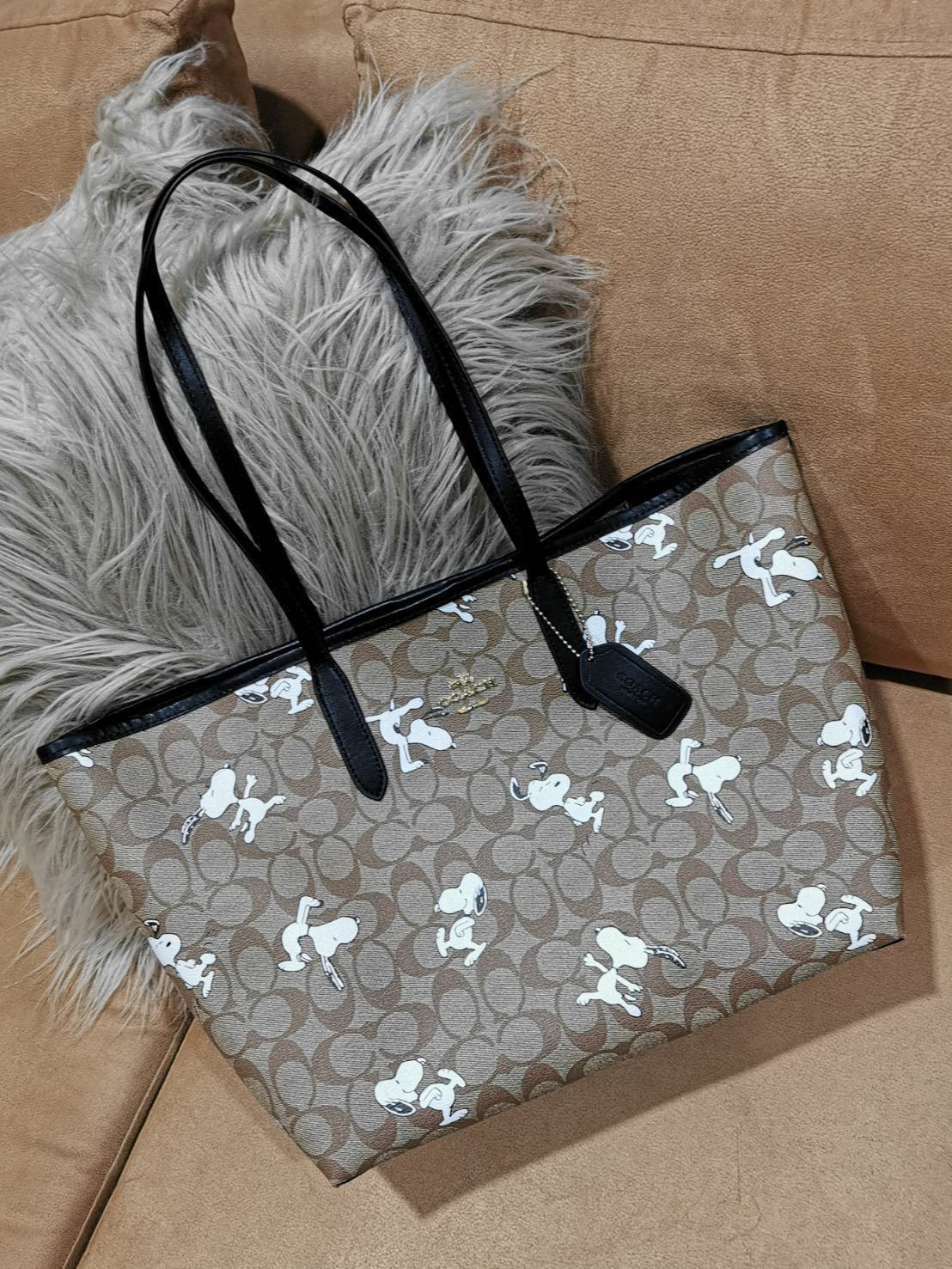 COACH FACTORY TOTE IN SIGNATURE LEATHER BAG X SNOOPY COLLECTION กระเป๋าสะพายคอลเลคชั่นสุดพิเศษจาก Coach Factory วัสดุ Signature refined calf leather หนังแท้ลายแบรนด์ คอลเลคชั่น Snoopy เทคเจอร์สวยอยู่ทรงดีไซน์ยอดนิยมด้านหน้ามีโลโก้ ภายในมีโลโก้กว้างและจุสุ